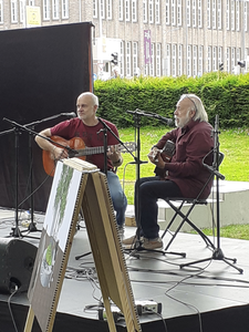 908906 Afbeelding van het optreden van vader en zoon Carlo en Giorgio Zoppi, bij de onthulling van het ...